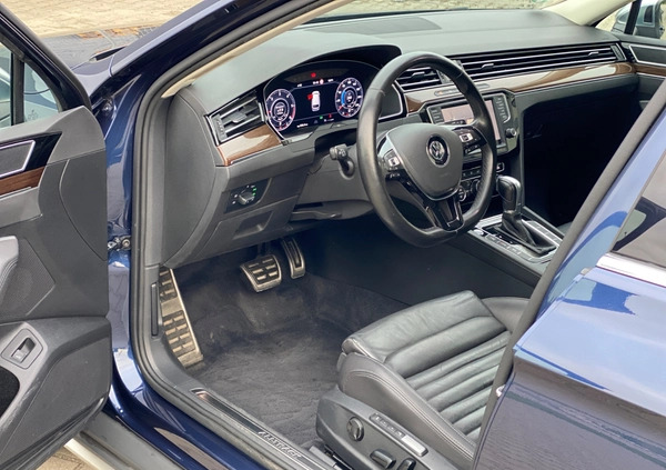 Volkswagen Passat cena 82900 przebieg: 220000, rok produkcji 2016 z Gryfice małe 781